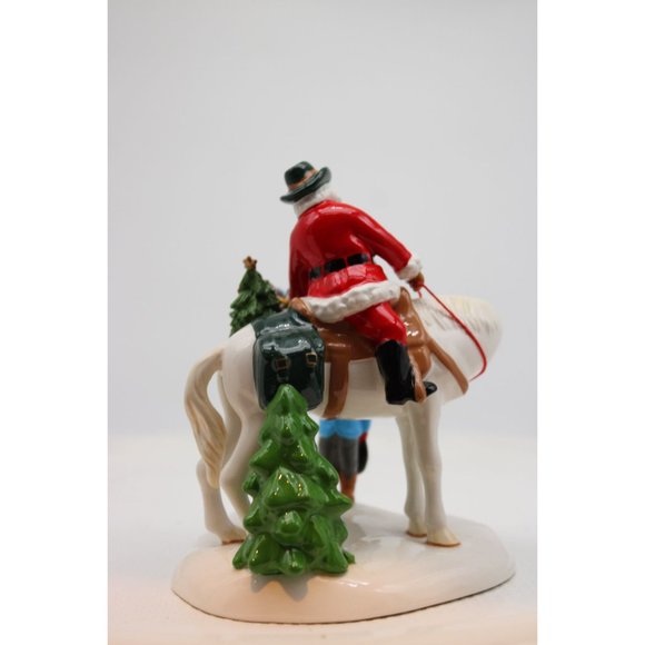 Dept 56 Snow Village - Santa Comes to Town 2013 - Picture 3 of 5